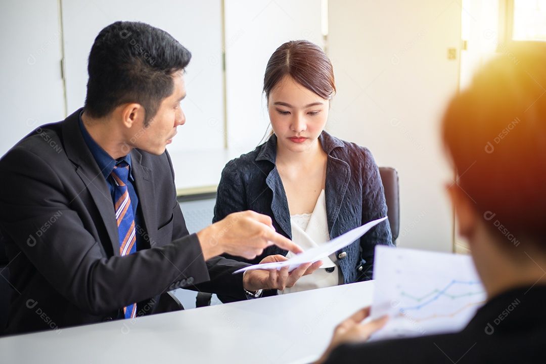 Empresário asiático tendo reunião de trabalho estressante na sala de conferências