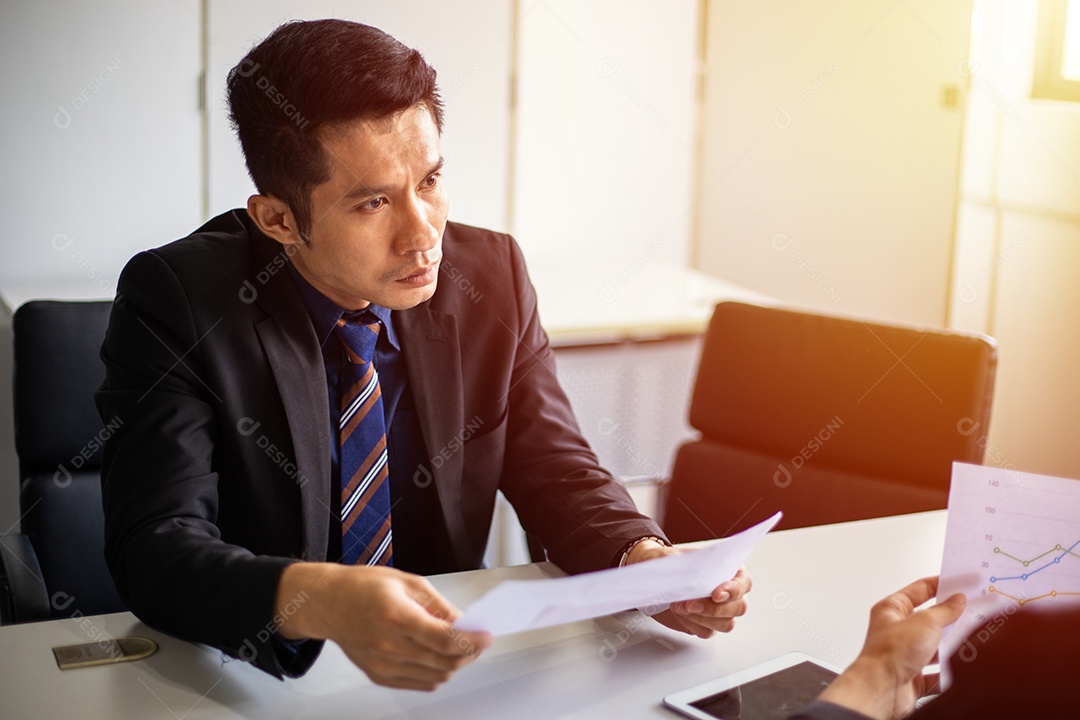 Empresário asiático tendo reunião de trabalho estressante na sala de conferências