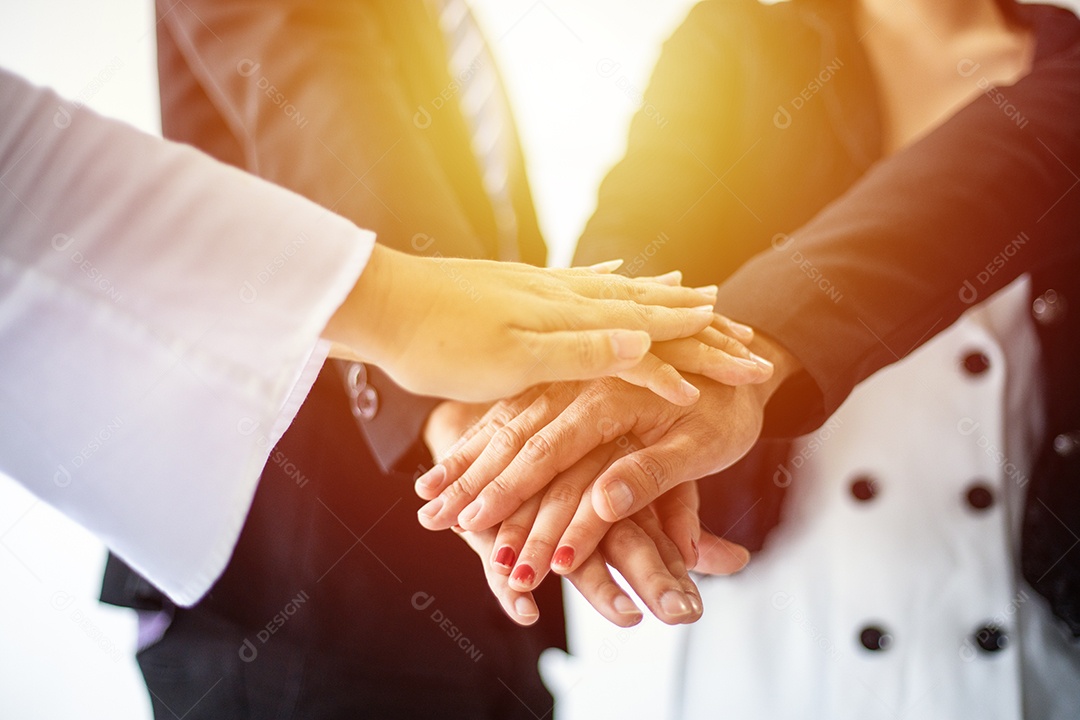 Empresários asiáticos trabalhando e compartilhando ideias reunidos na sala de conferências da empresa