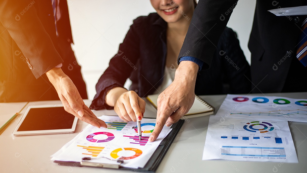 Empresários asiáticos trabalhando e compartilhando ideias reunidos na sala de conferências da empresa