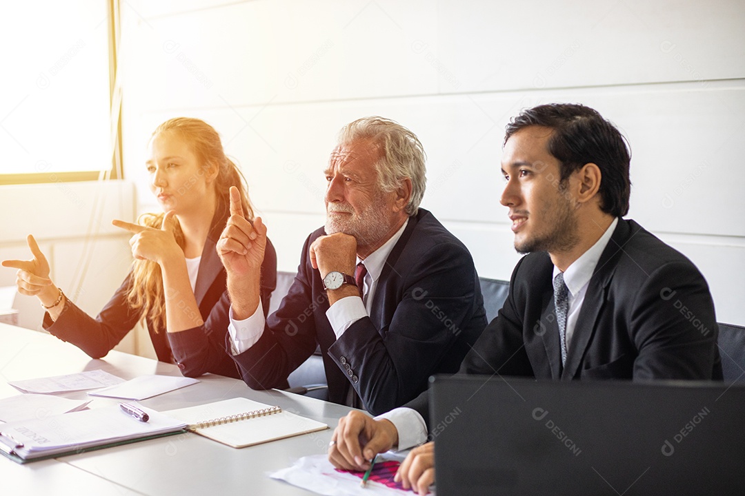 Empresários asiáticos trabalhando e compartilhando ideias reunidos na sala de conferências da empresa