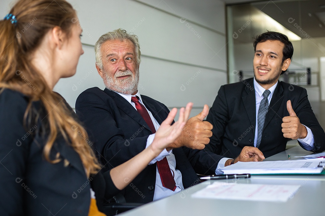 Empresários asiáticos trabalhando e compartilhando ideias reunidos na sala de conferências da empresa
