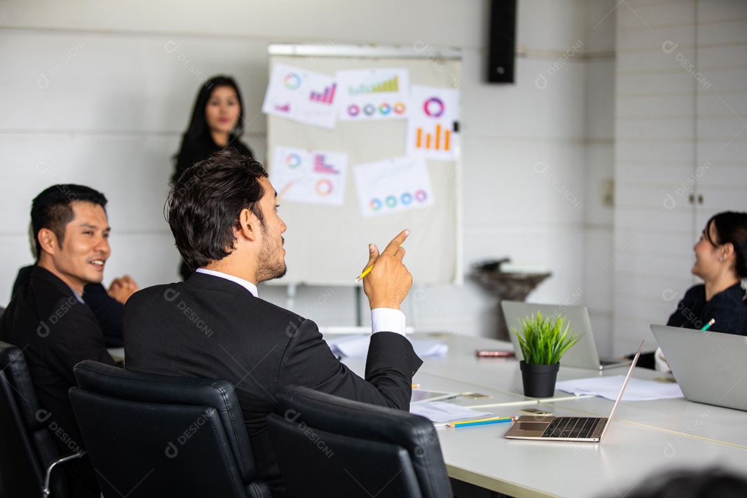 Empresários asiáticos trabalhando e compartilhando ideias reunidos na sala de conferências da empresa