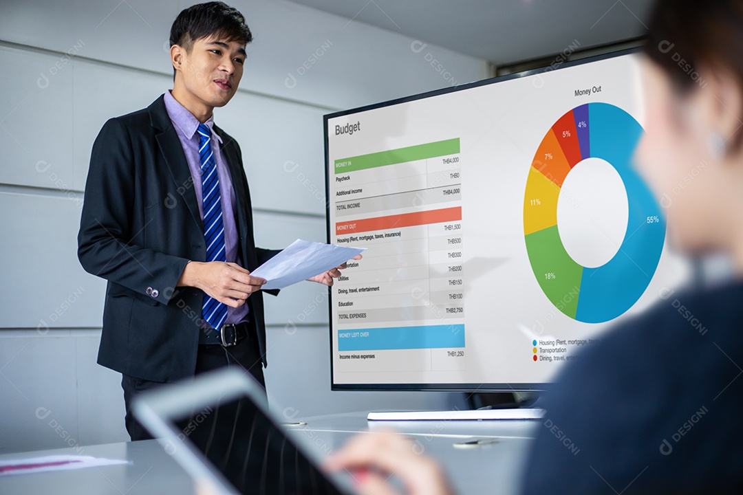 Empresário asiático apresentando resultados e ganhos da empresa na sala de conferências