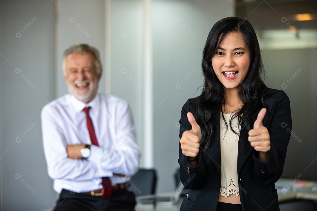 Empresária polegares para cima e fica sorrindo com confiança e rindo feliz na sala de conferências.