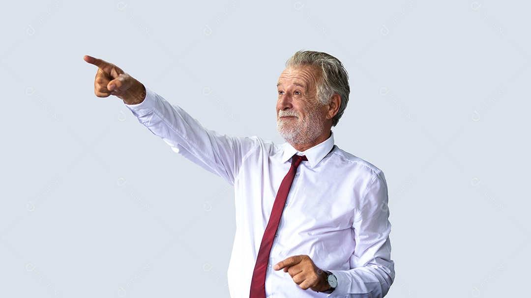 Homem de negócios idoso de pé com confiança sorrindo e rindo feliz na sala de reuniões