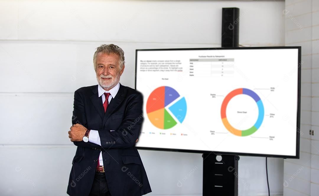homem de negócios idoso de pé com um sorriso confiante e braços cruzados na frente da sala de conferências, preparando-se para apresentar seu trabalho.