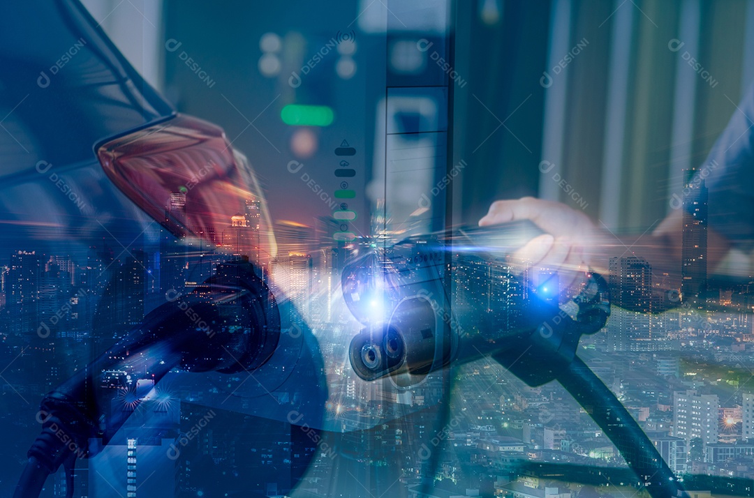 Carregamento de carro na estação de carregamento de carro elétrico e luz noturna da cidade