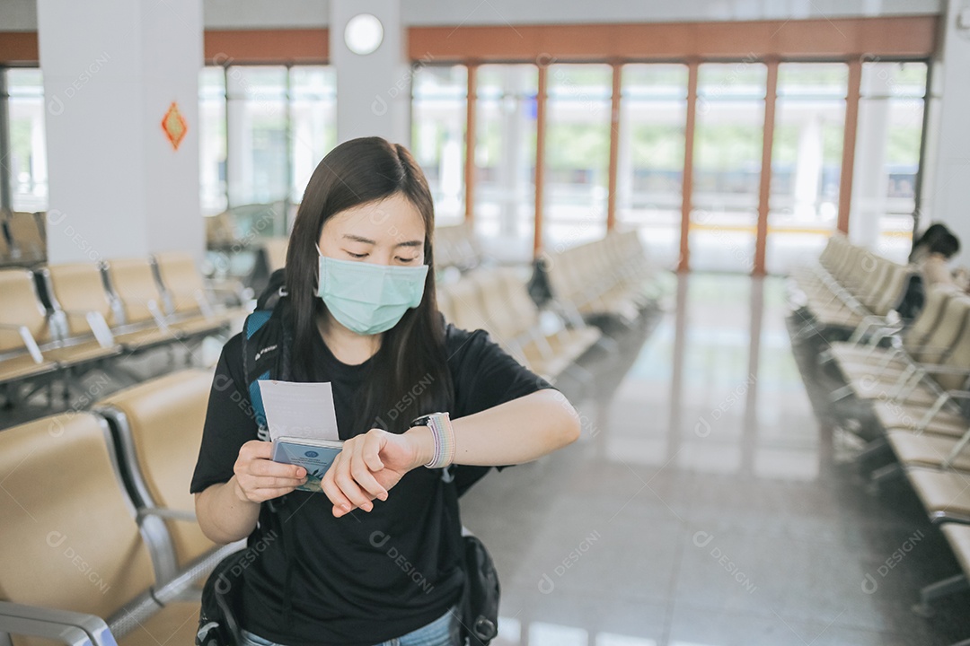 Mulher sobre aeroporto esperando voo no aeroporto