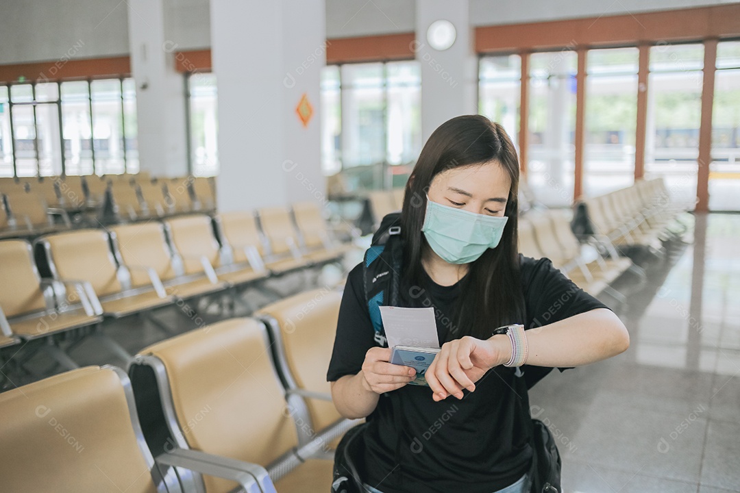 Mulher sobre aeroporto esperando voo no aeroporto