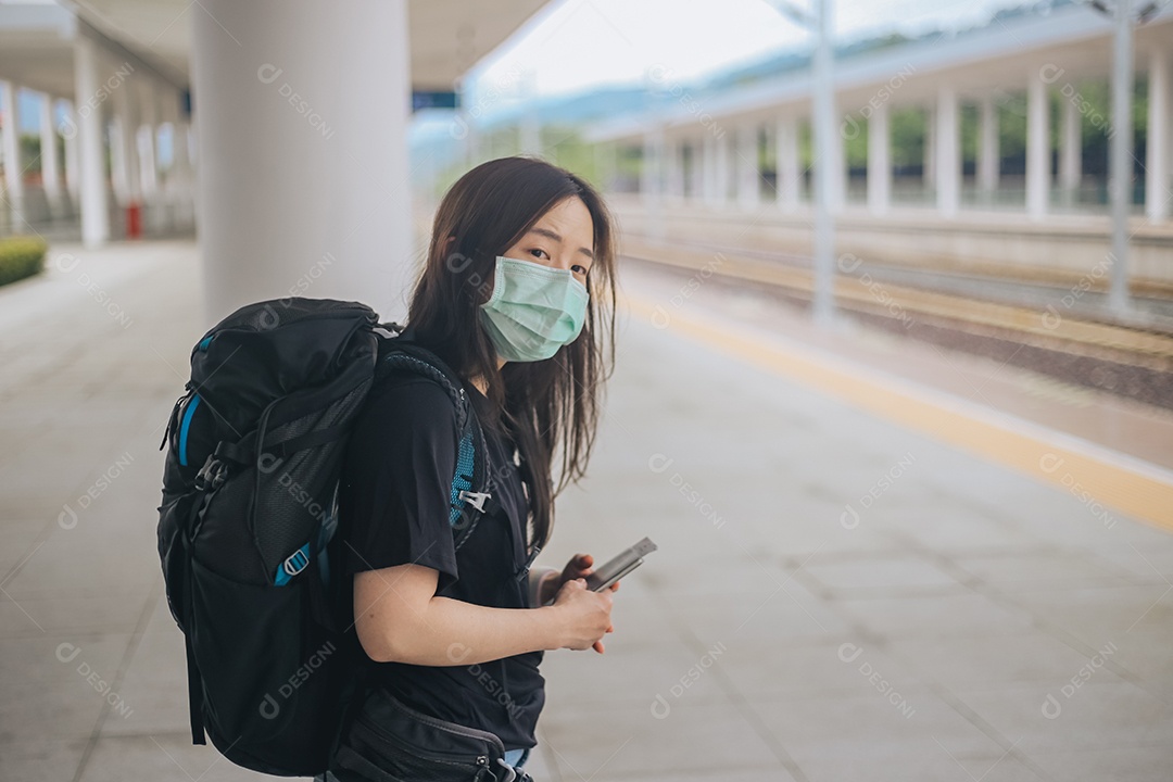 Mulher sobre aeroporto esperando voo no aeroporto