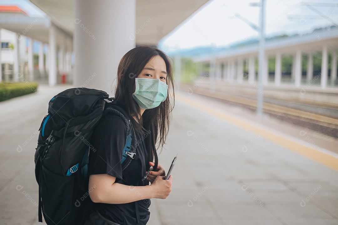 Mulher sobre aeroporto esperando voo no aeroporto