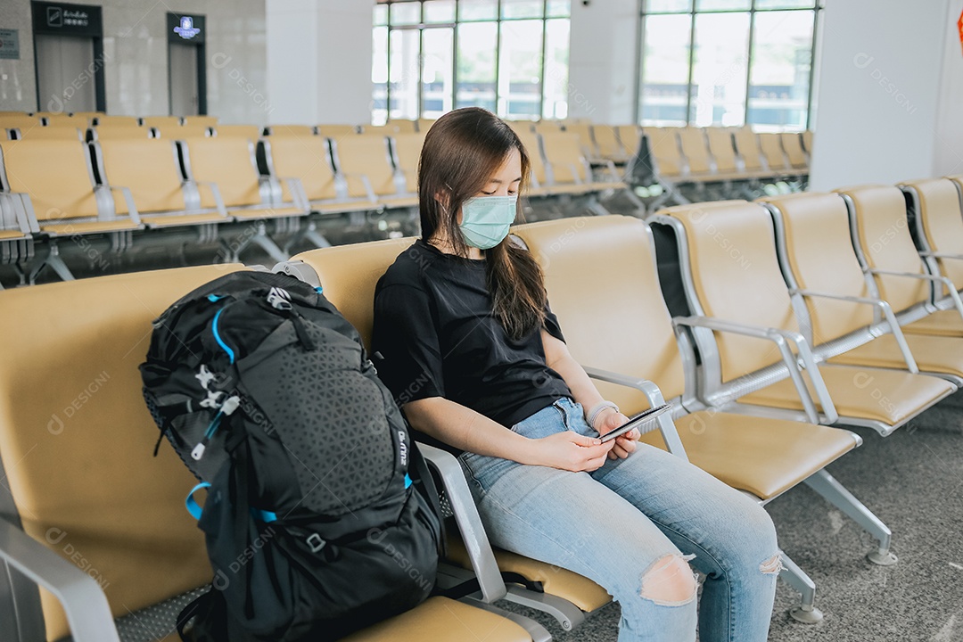 Mulher sobre aeroporto esperando voo no aeroporto