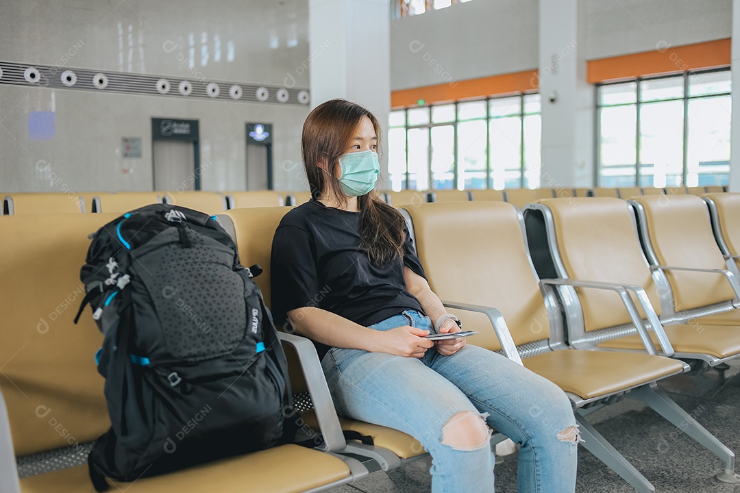 Mulher sobre aeroporto esperando voo no aeroporto