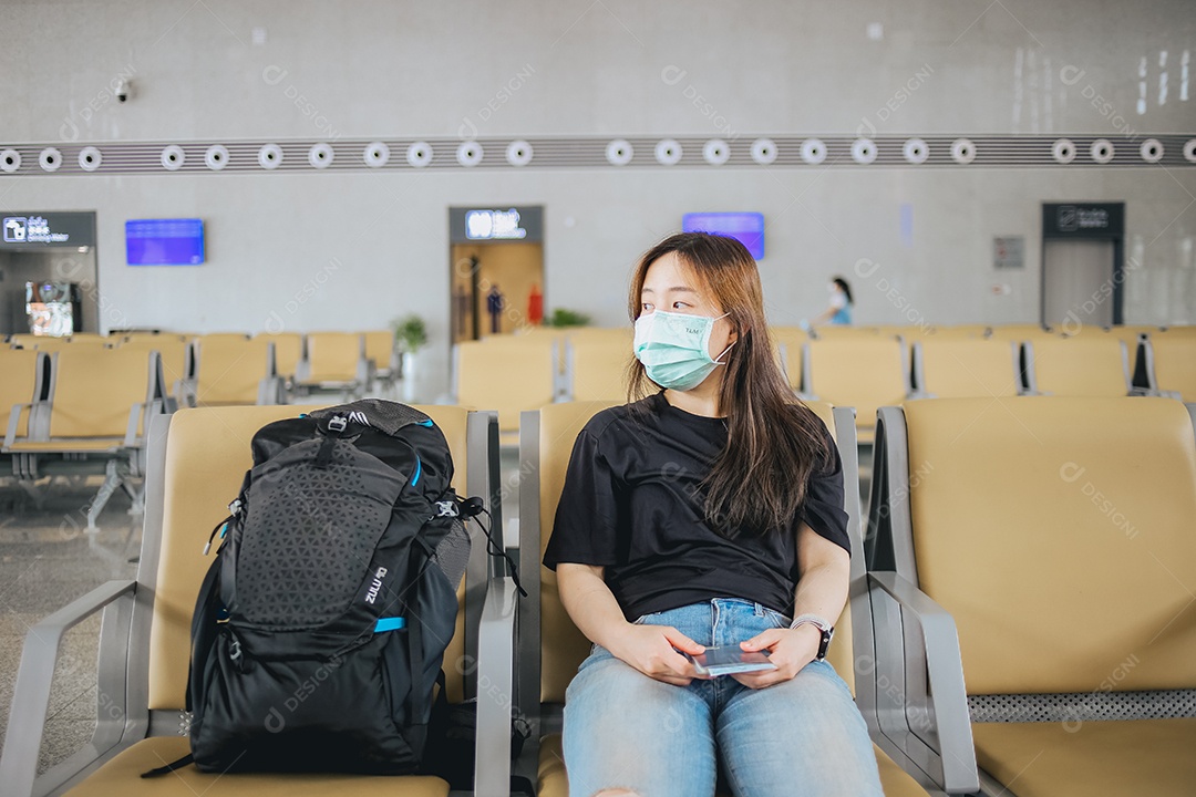 Mulher sobre aeroporto esperando voo no aeroporto