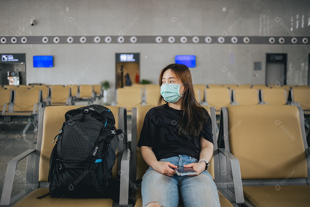 Mulher sobre aeroporto esperando voo no aeroporto