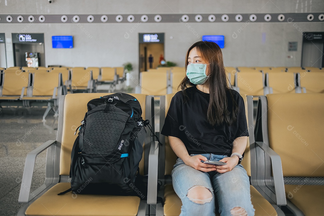 Mulher sobre aeroporto esperando voo no aeroporto