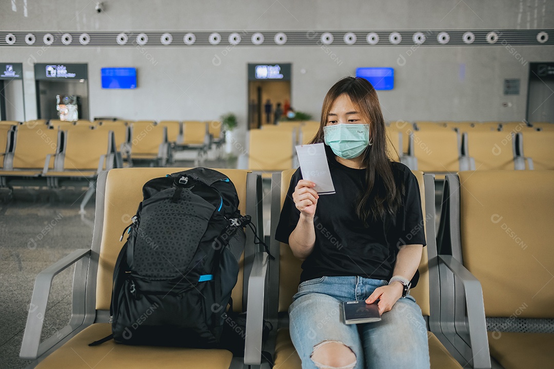 Mulher segurando dinheiro e passaporte