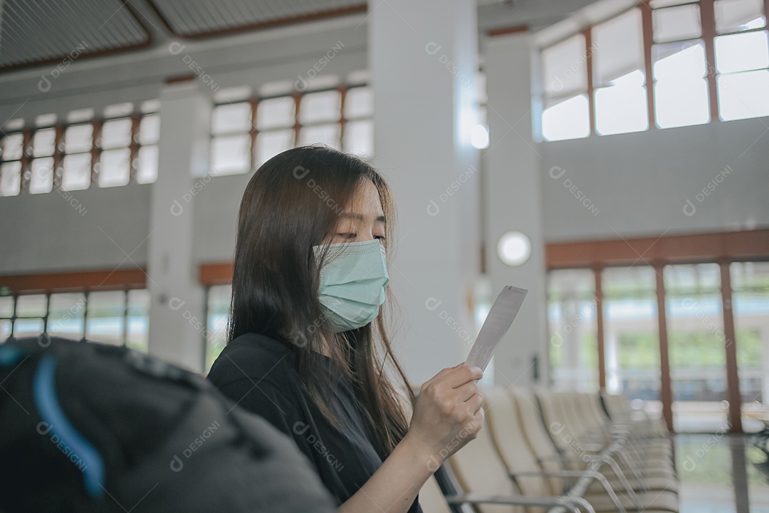 Mulher segurando dinheiro e passaporte