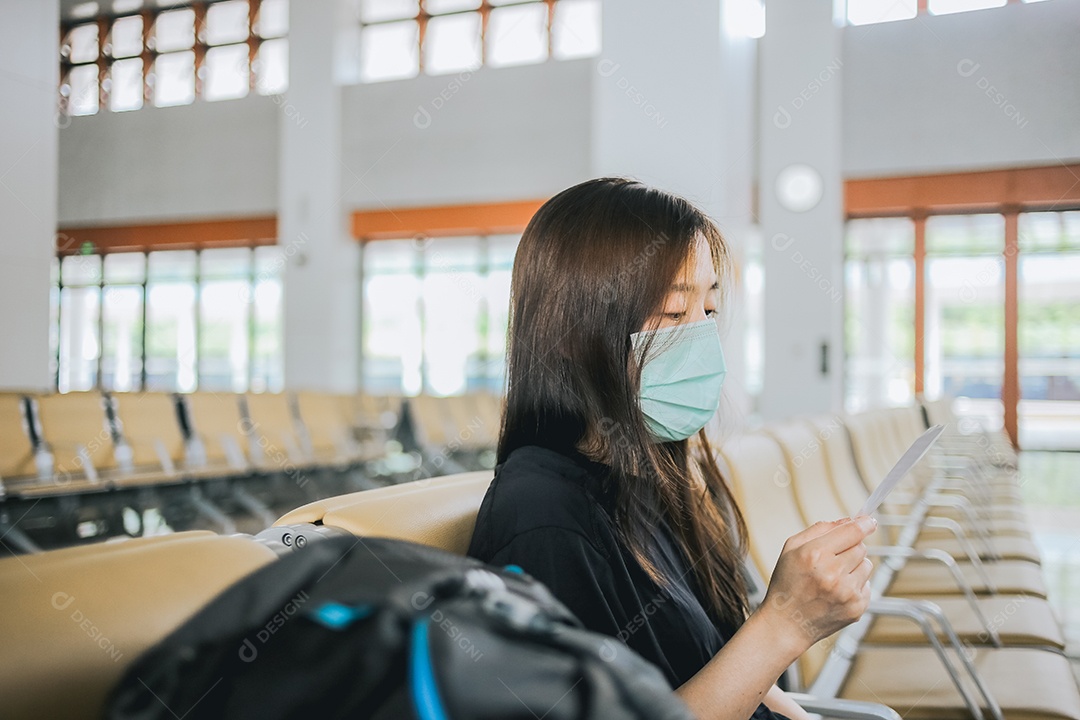 Mulher segurando dinheiro e passaporte
