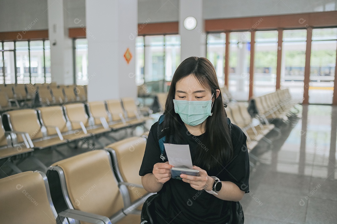 Mulher segurando dinheiro e passaporte