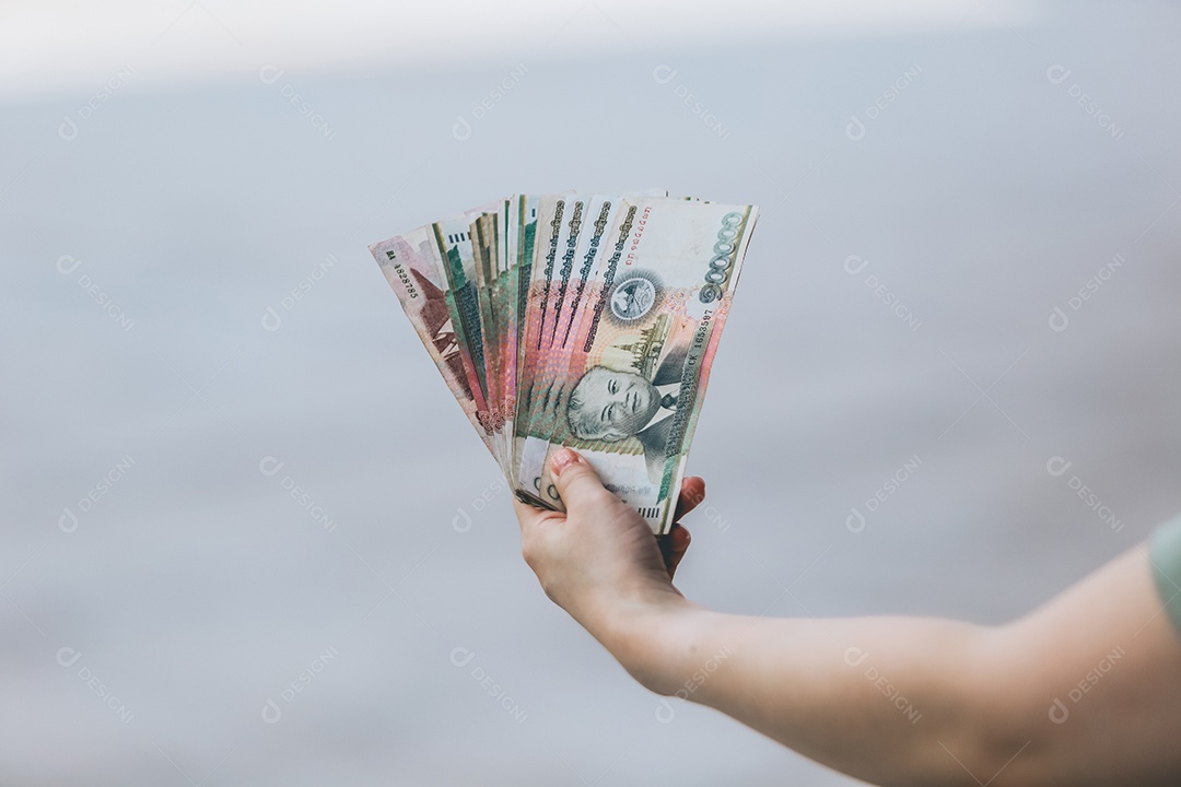 Mãos pessoa segurando dinheiro