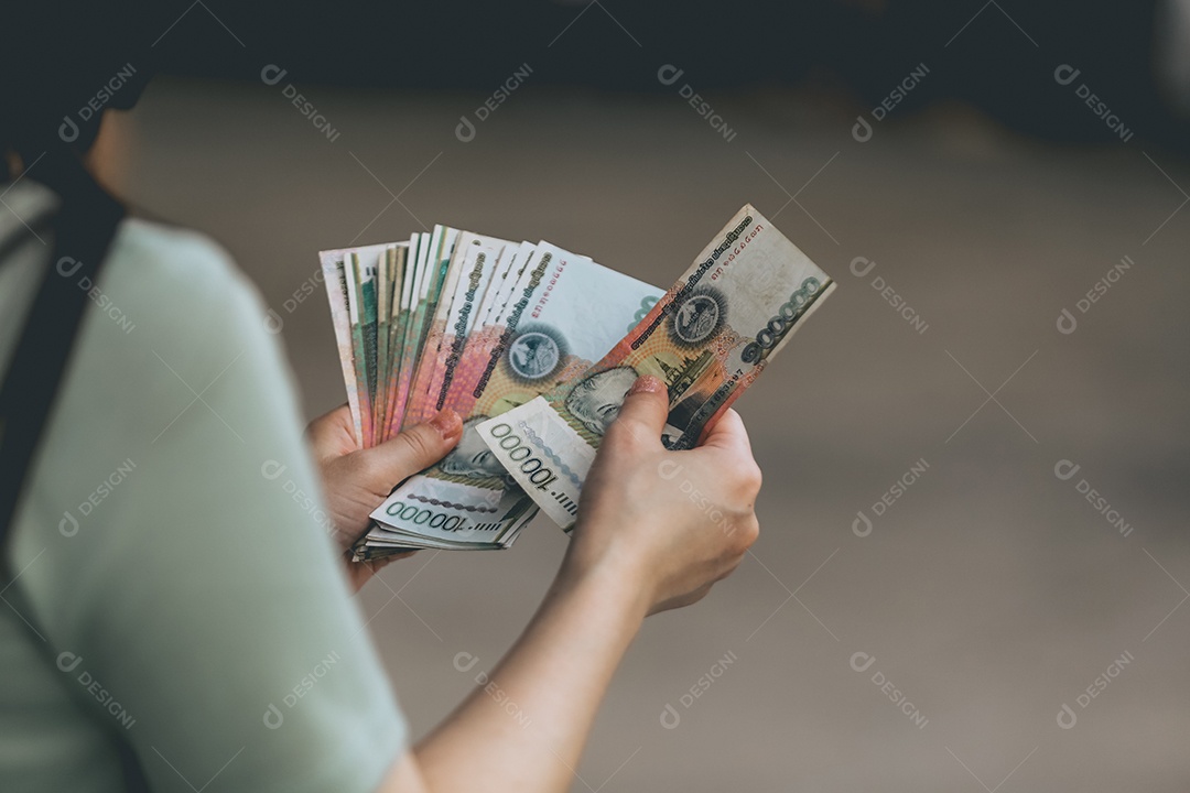 Mãos pessoa segurando dinheiro