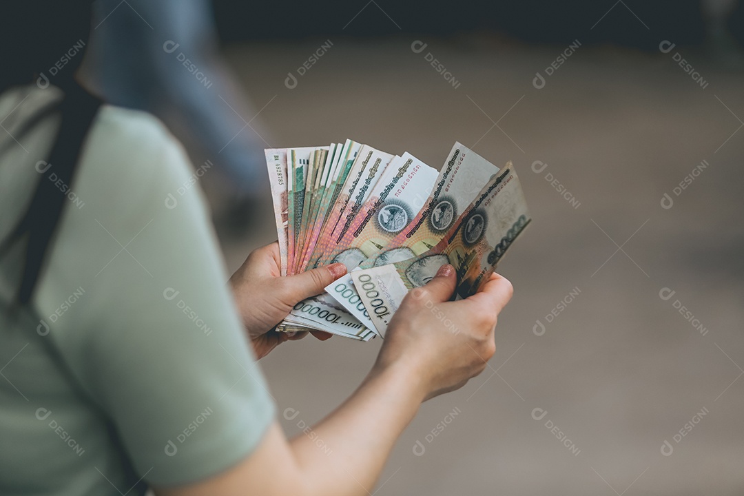 Mãos pessoa segurando dinheiro