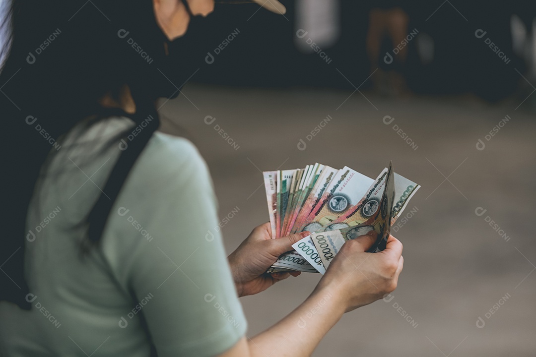 Mãos pessoa segurando dinheiro