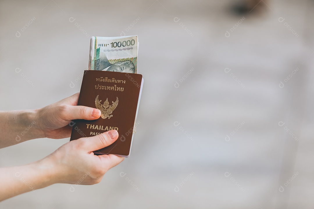 Mãos pessoa segurando dinheiro e passaporte