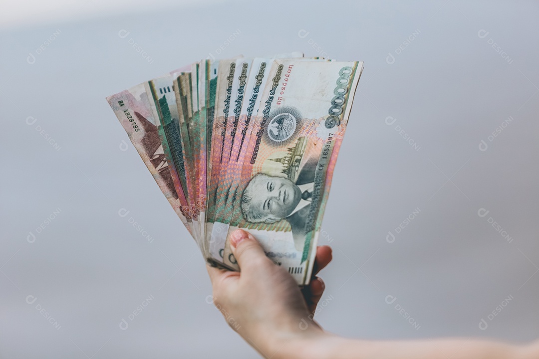 Mãos pessoa segurando dinheiro