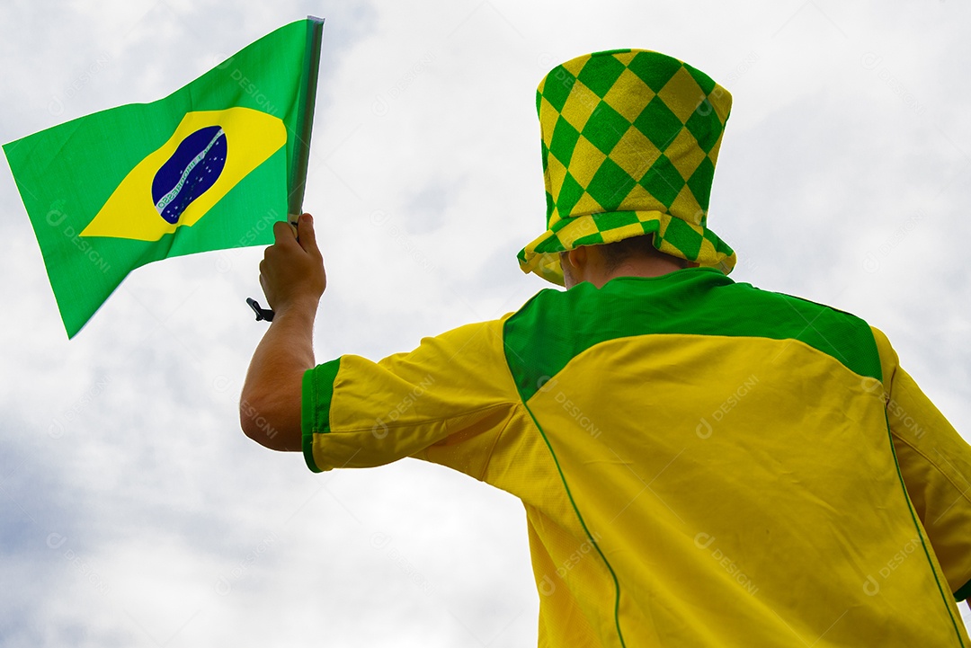 Homem brasileiro torcedor segurando bandeira do brasil Copa do Mundo