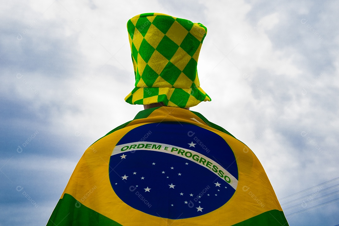 Homem brasileiro torcedor segurando bandeira do brasil Copa do Mundo