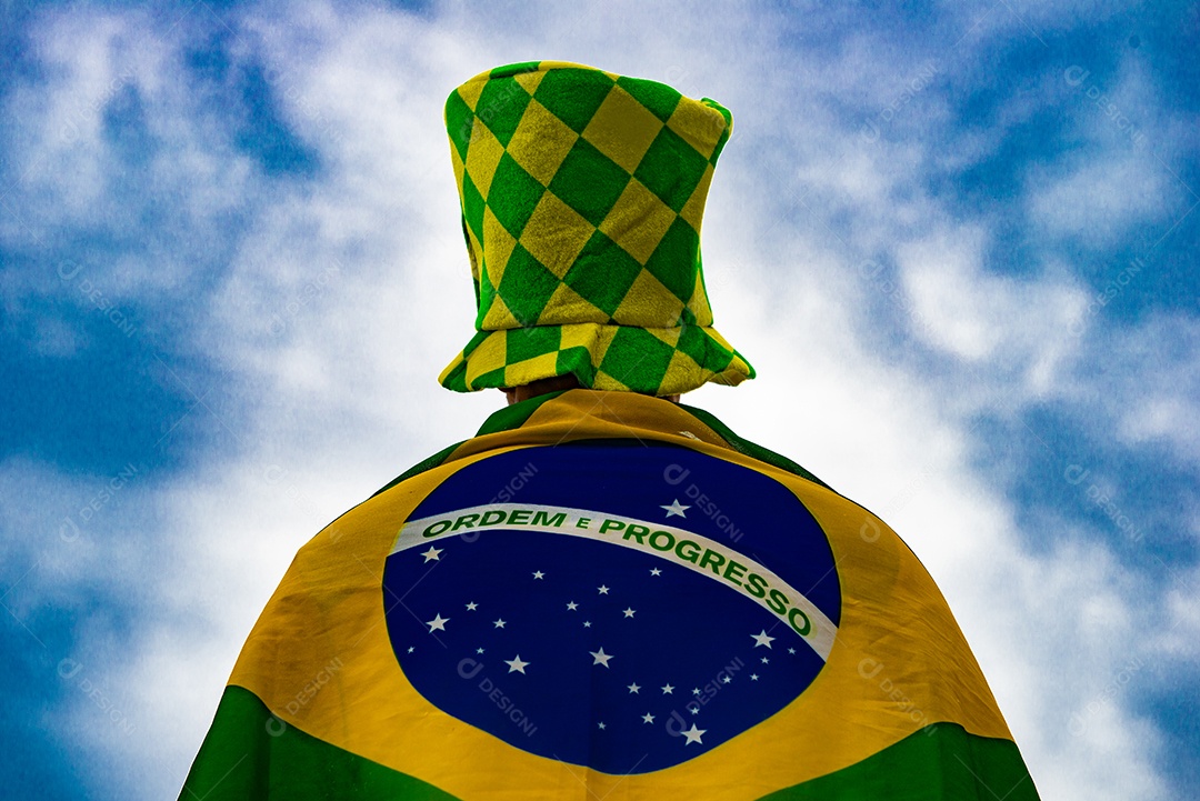 Homem brasileiro torcedor segurando bandeira do brasil Copa do Mundo