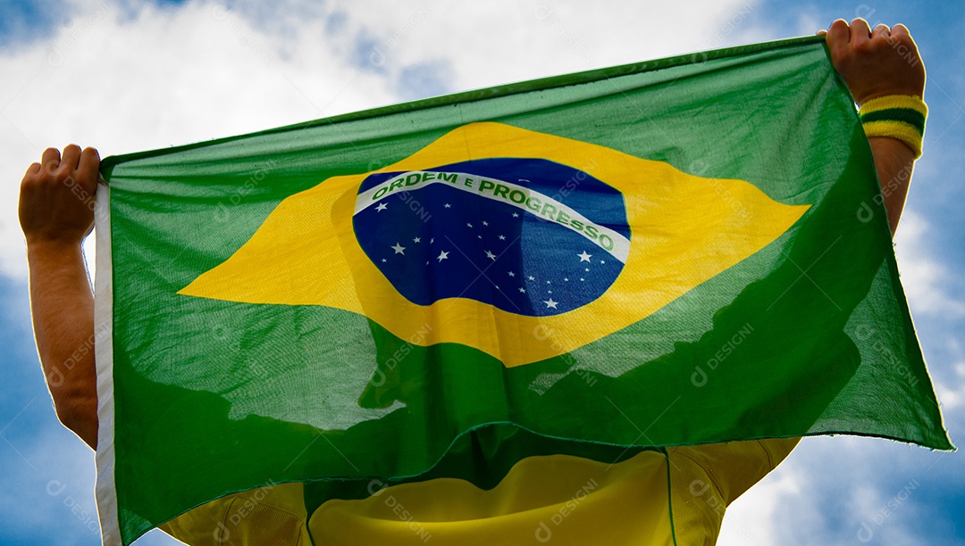 Homem brasileiro torcedor segurando bandeira do brasil Copa do Mundo