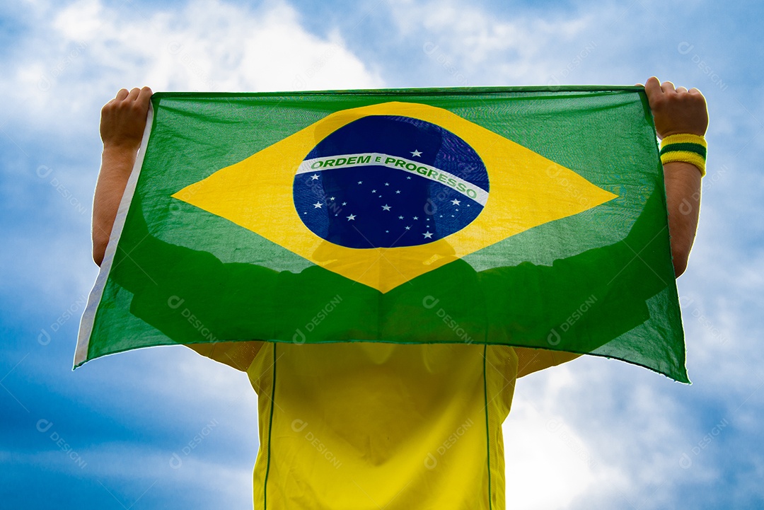 Homem brasileiro torcedor segurando bandeira do brasil Copa do Mundo