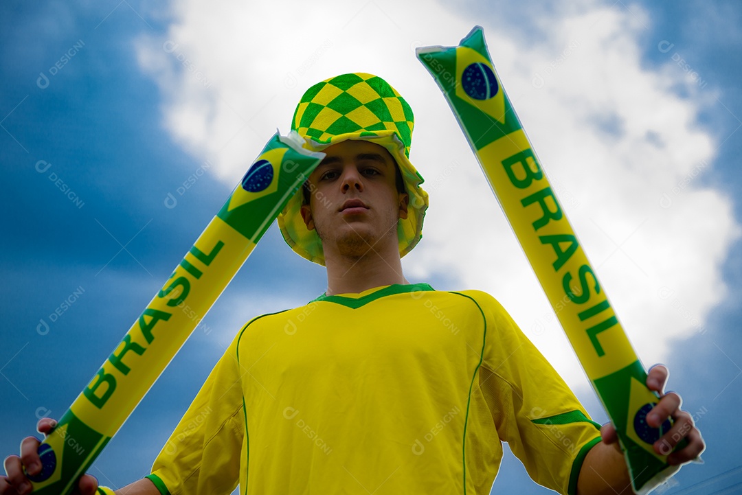 Homem brasileiro torcedor segurando bandeira do brasil Copa do Mundo