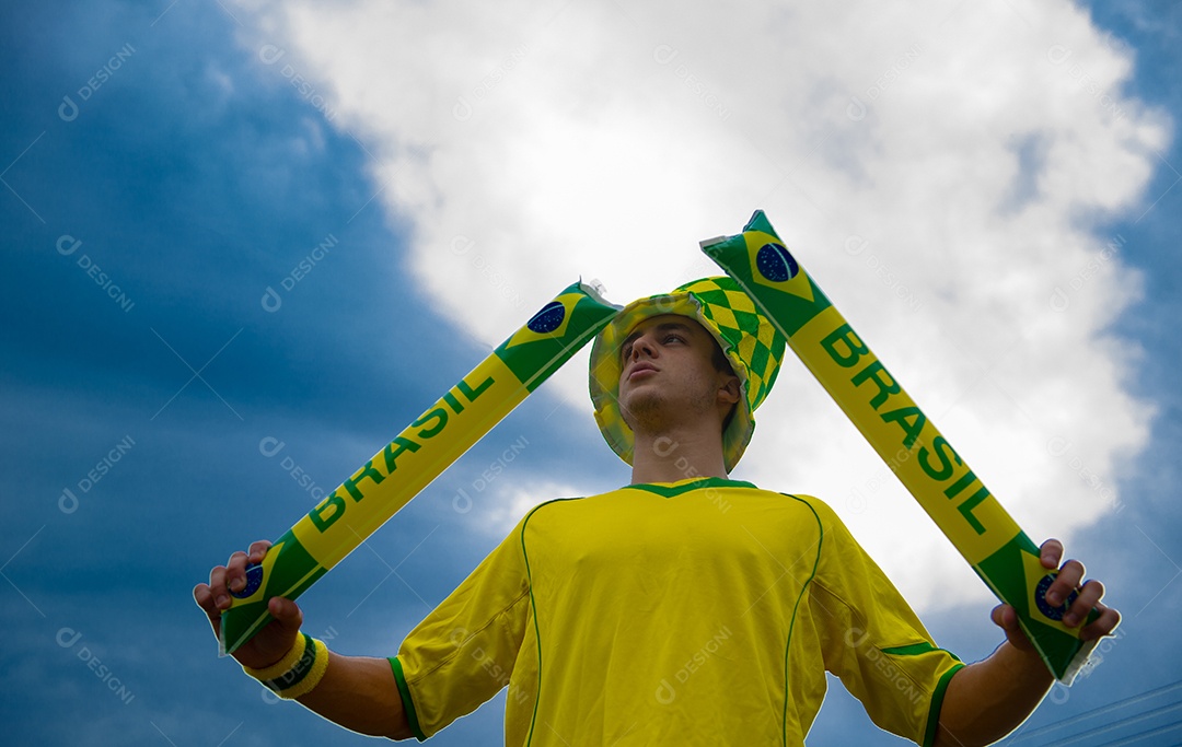 Homem brasileiro torcedor segurando bandeira do brasil Copa do Mundo