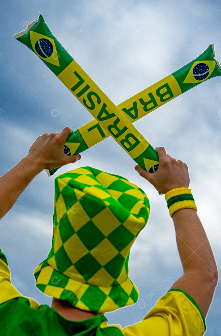 Homem brasileiro torcedor segurando bandeira do brasil Copa do Mundo