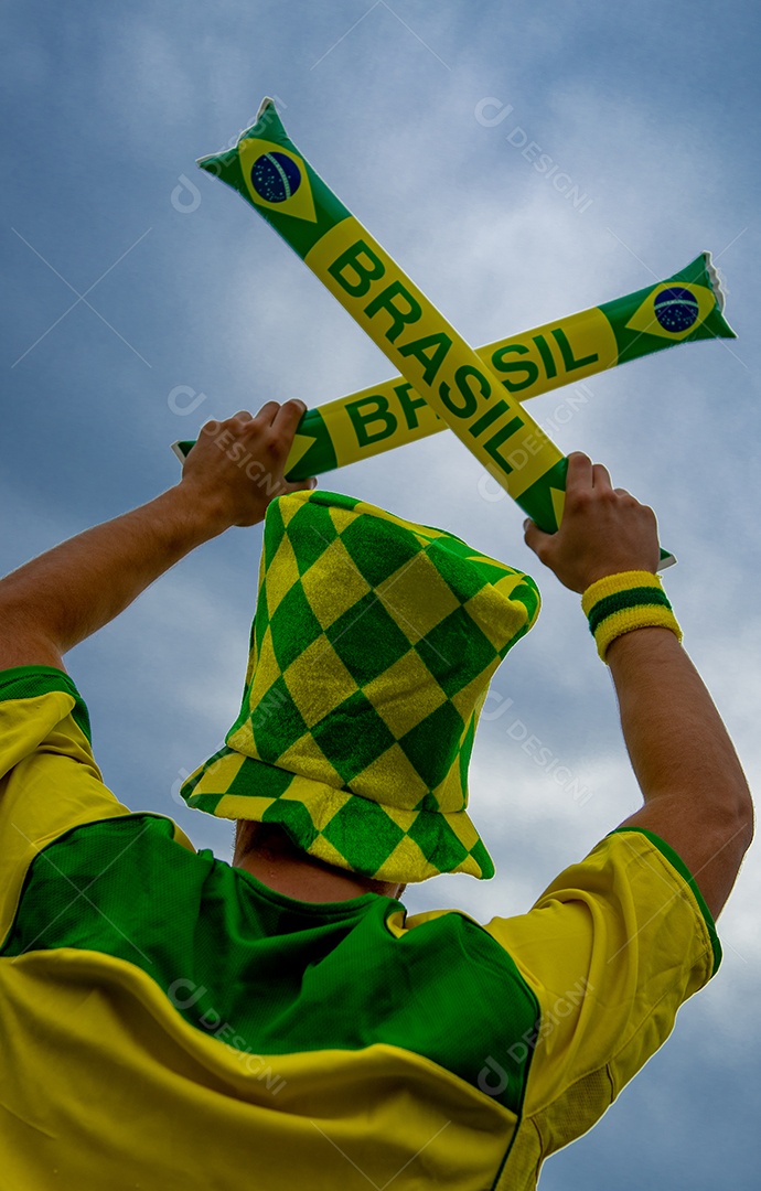 Homem brasileiro torcedor segurando bandeira do brasil Copa do Mundo