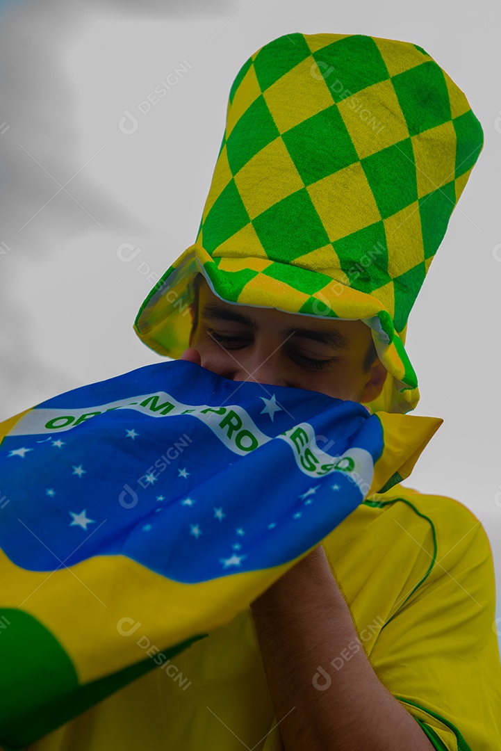 Homem brasileiro torcedor segurando bandeira do brasil Copa do Mundo