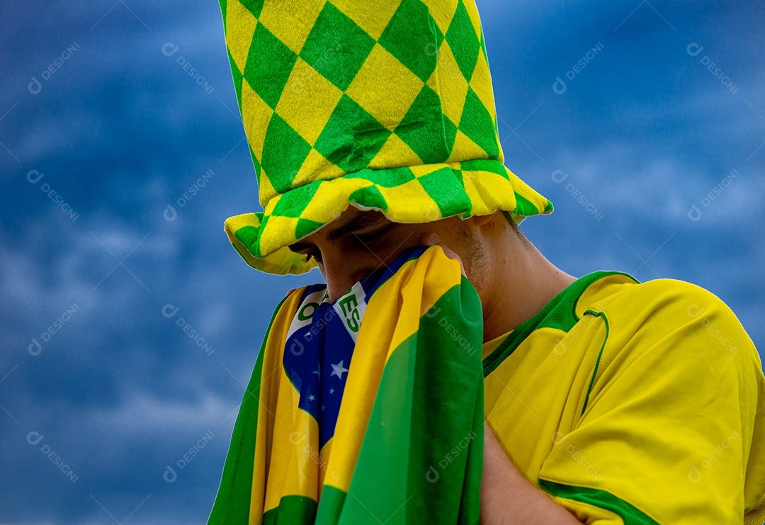 Homem brasileiro torcedor segurando bandeira do brasil Copa do Mundo