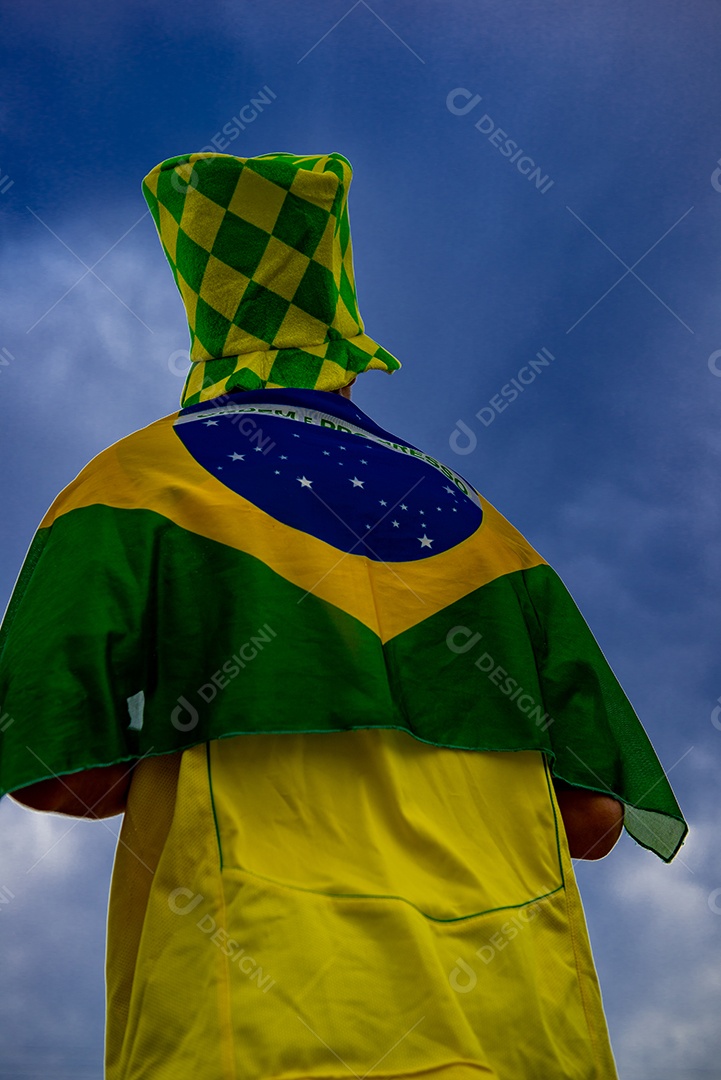 Homem brasileiro torcedor segurando bandeira do brasil Copa do Mundo