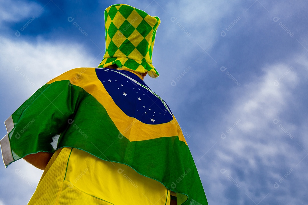 Homem brasileiro torcedor segurando bandeira do brasil Copa do Mundo