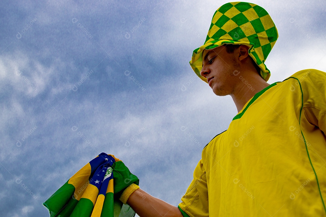 Homem brasileiro torcedor segurando bandeira do brasil Copa do Mundo