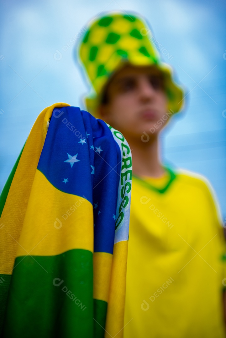 Homem brasileiro torcedor segurando bandeira do brasil Copa do Mundo