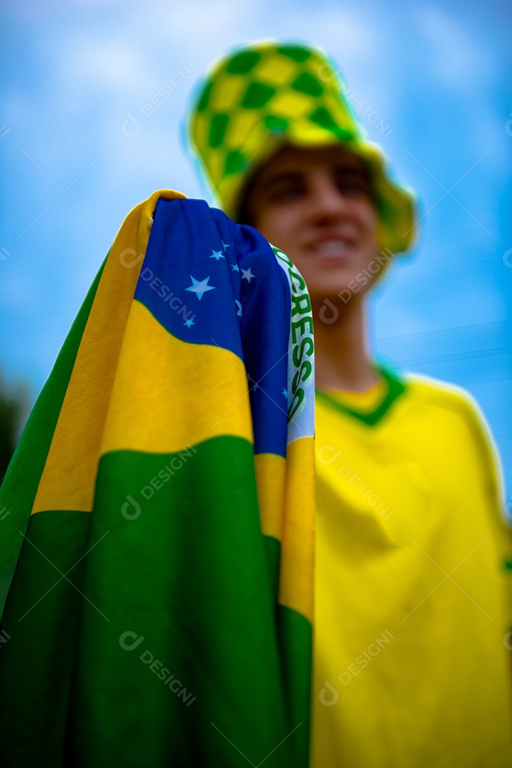 Homem brasileiro torcedor segurando bandeira do brasil Copa do Mundo