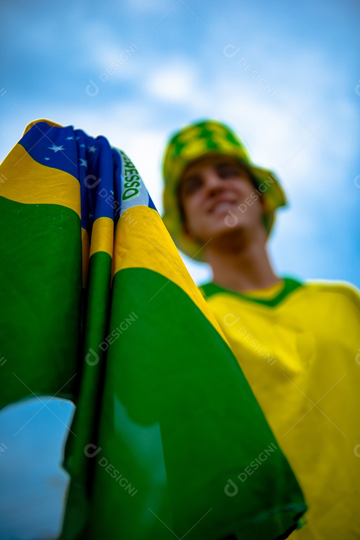 Homem brasileiro torcedor segurando bandeira do brasil Copa do Mundo