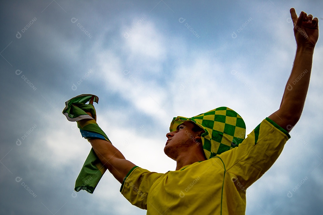 Homem brasileiro torcedor segurando bandeira do brasil Copa do Mundo