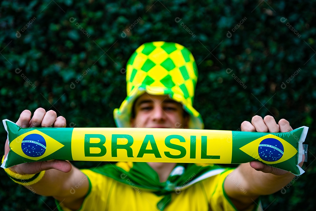 Homem brasileiro torcedor segurando bandeira do brasil Copa do Mundo